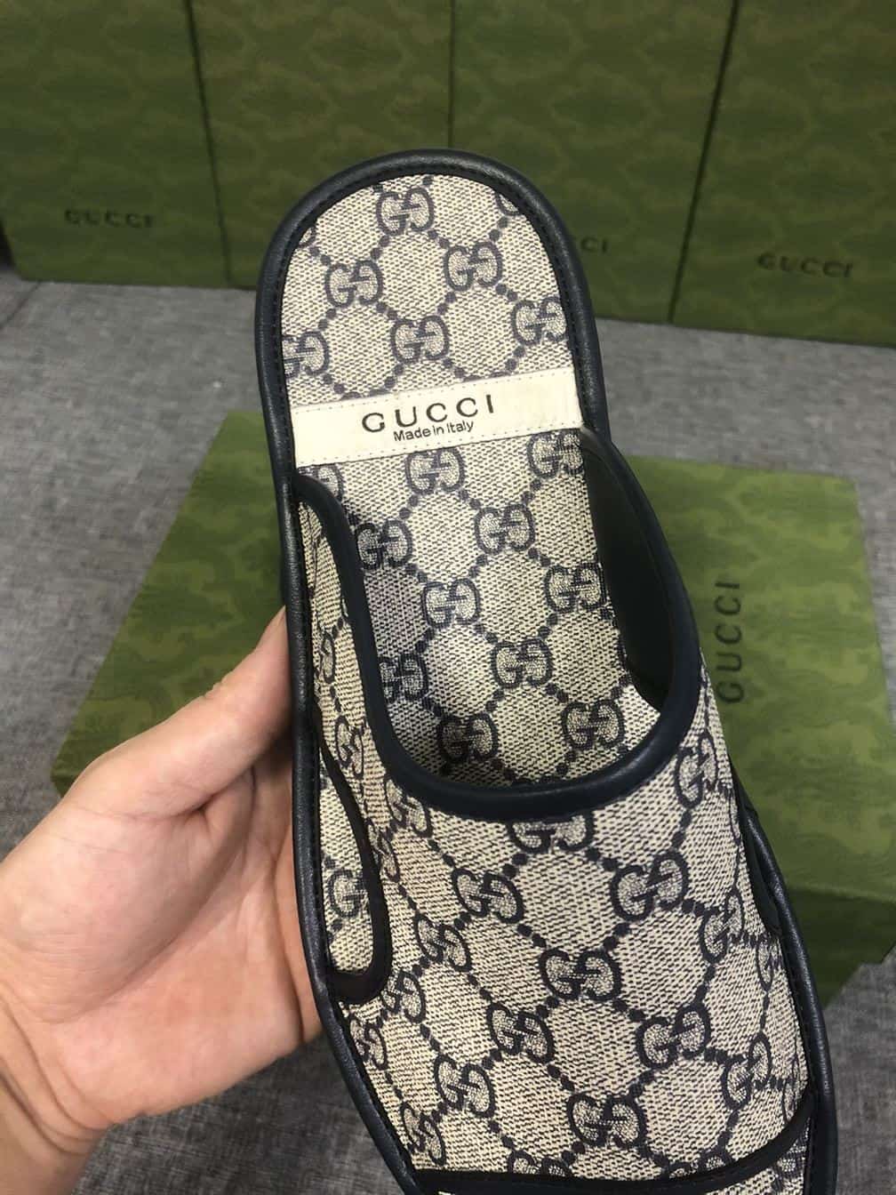 GUCCI MEN’S GG SUPREME SLIDE SANDAL – GSL034