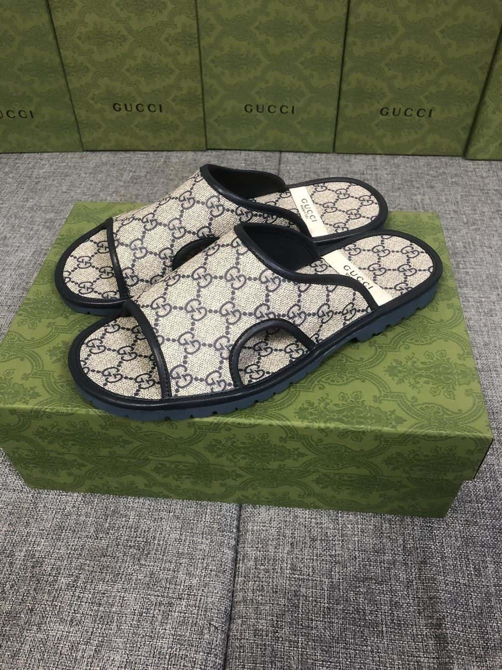 GUCCI MEN’S GG SUPREME SLIDE SANDAL – GSL034