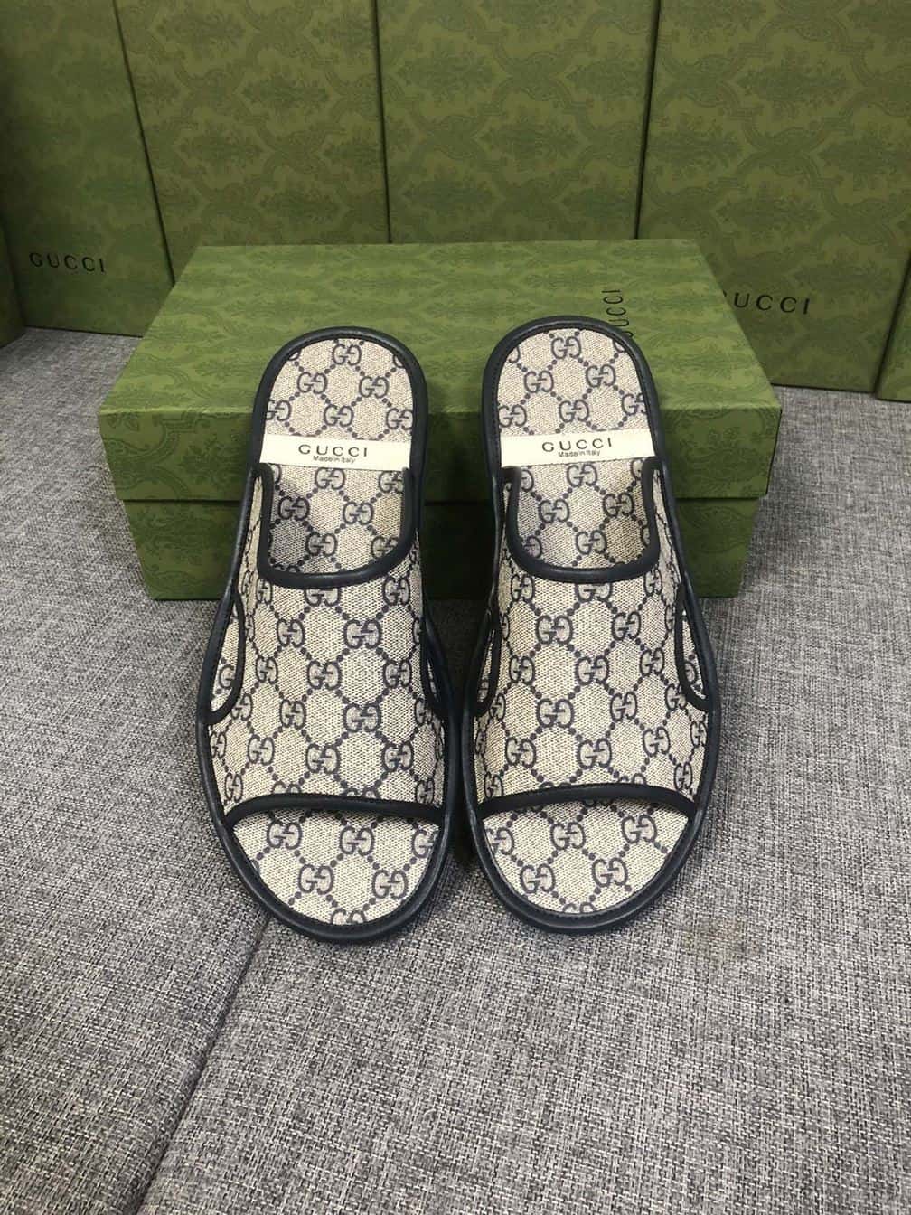 GUCCI MEN’S GG SUPREME SLIDE SANDAL – GSL034