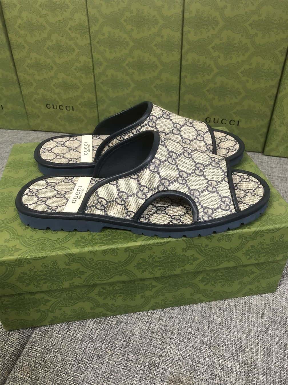 GUCCI MEN’S GG SUPREME SLIDE SANDAL – GSL034