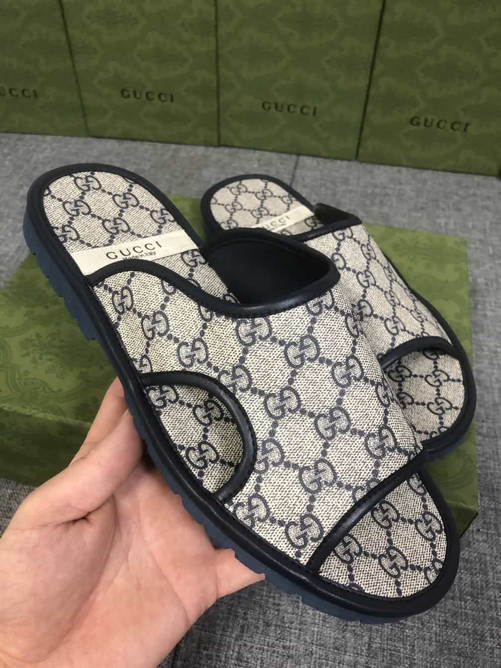 GUCCI MEN’S GG SUPREME SLIDE SANDAL – GSL034