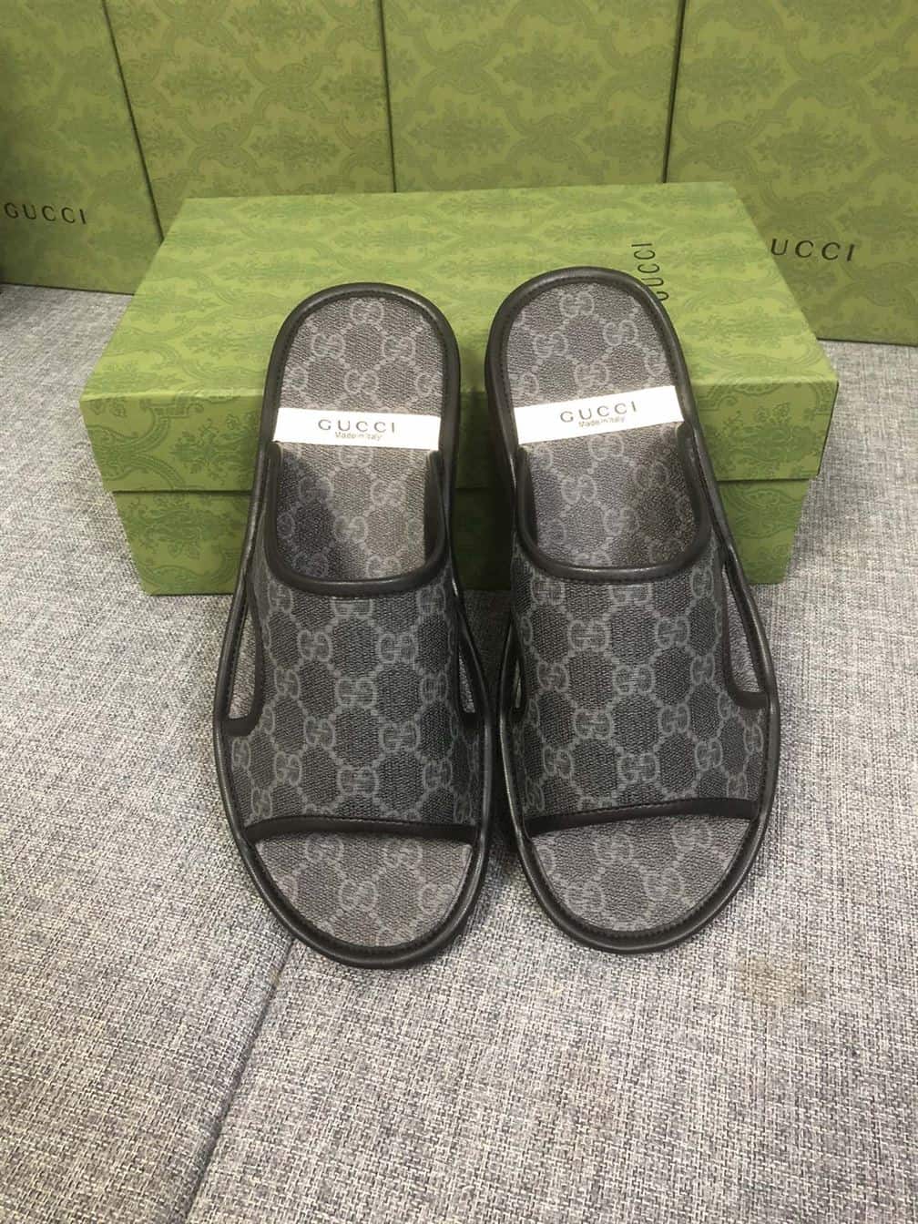 GUCCI MEN’S GG SUPREME SLIDE SANDAL – GSL035