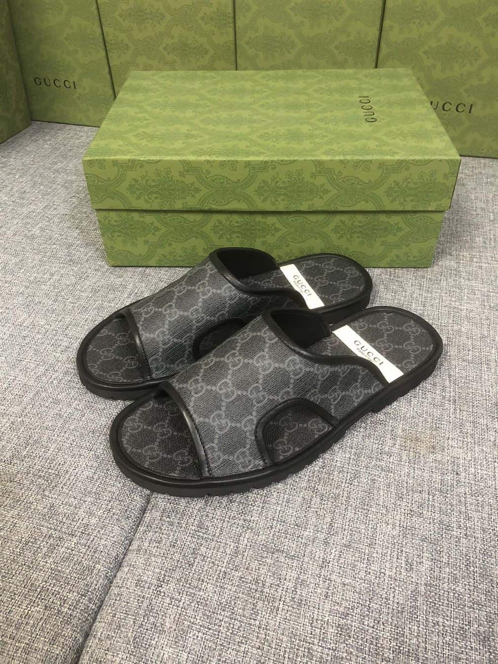 GUCCI MEN’S GG SUPREME SLIDE SANDAL – GSL035