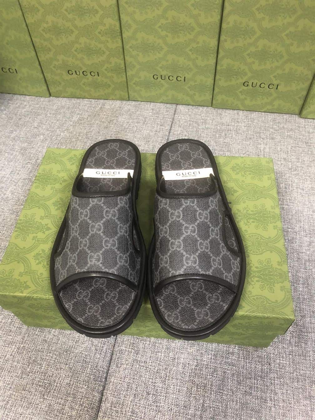 GUCCI MEN’S GG SUPREME SLIDE SANDAL – GSL035