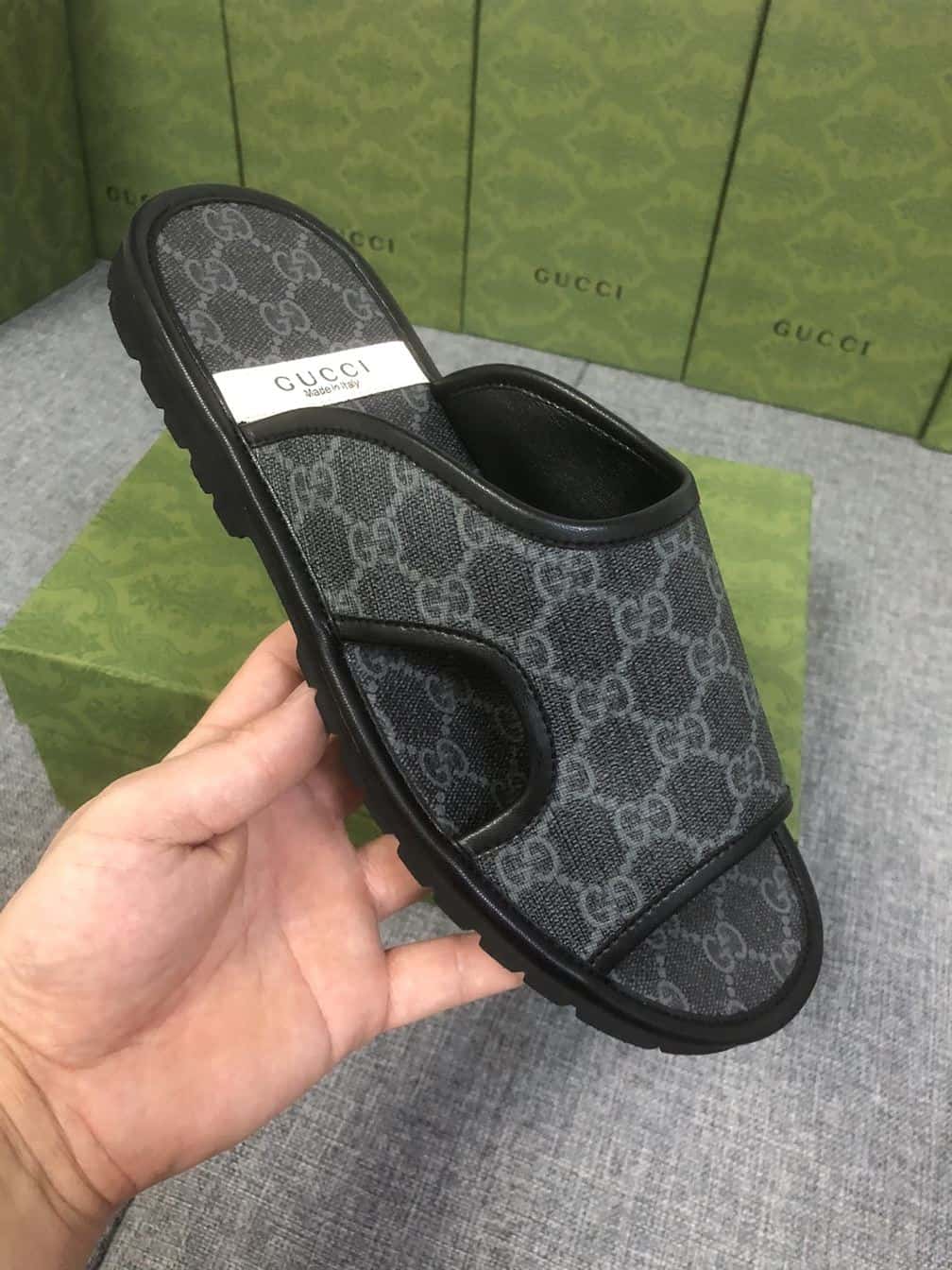 GUCCI MEN’S GG SUPREME SLIDE SANDAL – GSL035