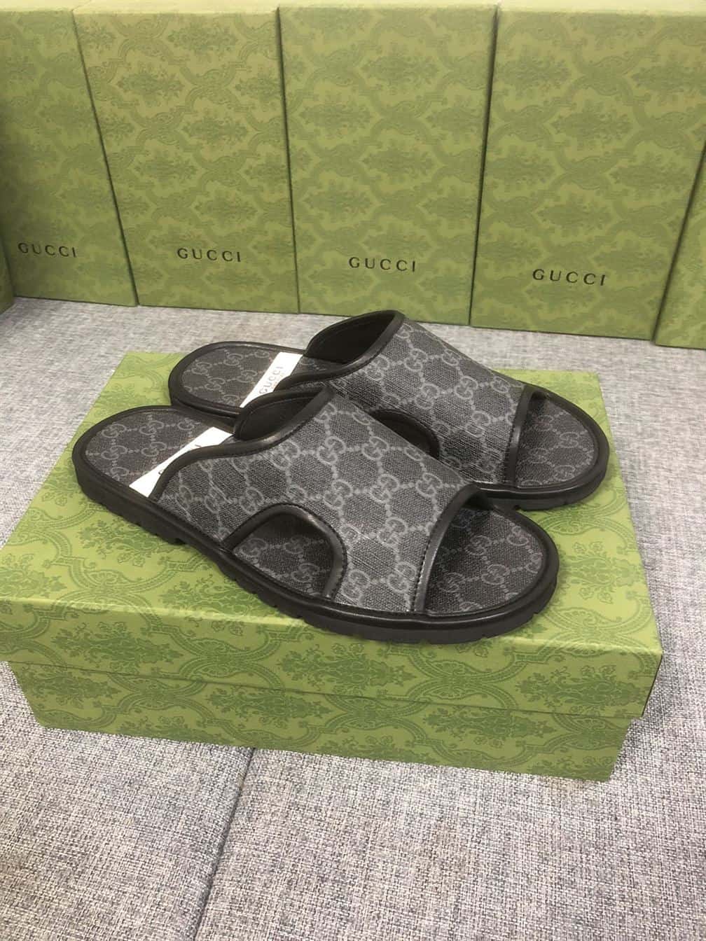 GUCCI MEN’S GG SUPREME SLIDE SANDAL – GSL035