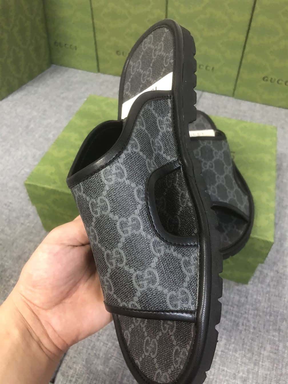 GUCCI MEN’S GG SUPREME SLIDE SANDAL – GSL035