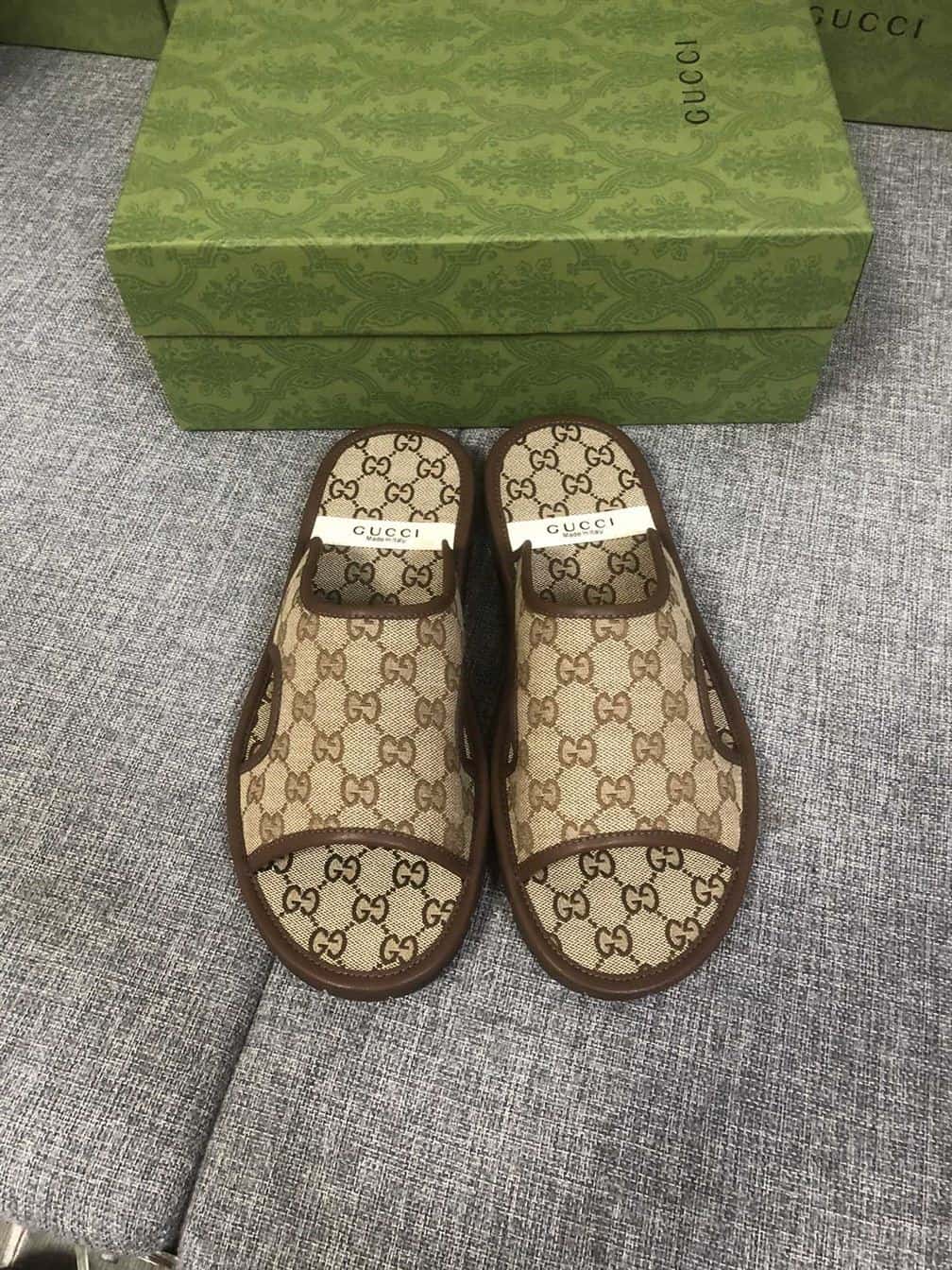 GUCCI MEN’S GG SUPREME SLIDE SANDAL – GSL036