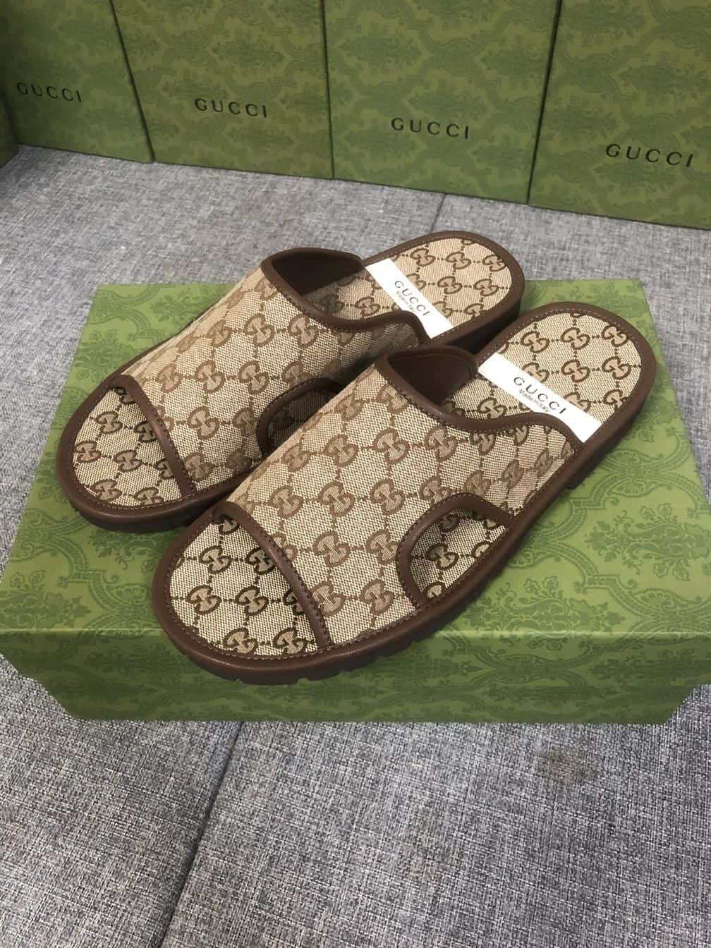 GUCCI MEN’S GG SUPREME SLIDE SANDAL – GSL036