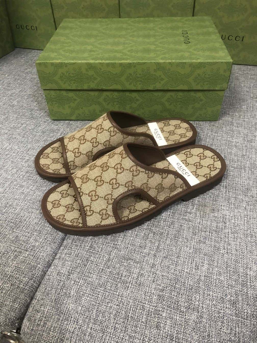 GUCCI MEN’S GG SUPREME SLIDE SANDAL – GSL036