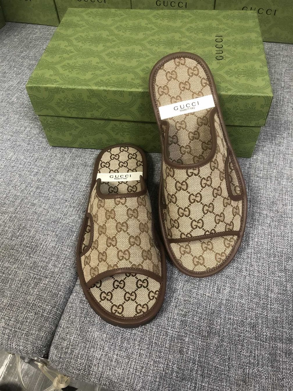 GUCCI MEN’S GG SUPREME SLIDE SANDAL – GSL036
