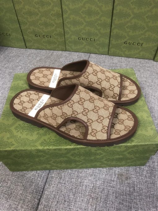 GUCCI MEN’S GG SUPREME SLIDE SANDAL – GSL036
