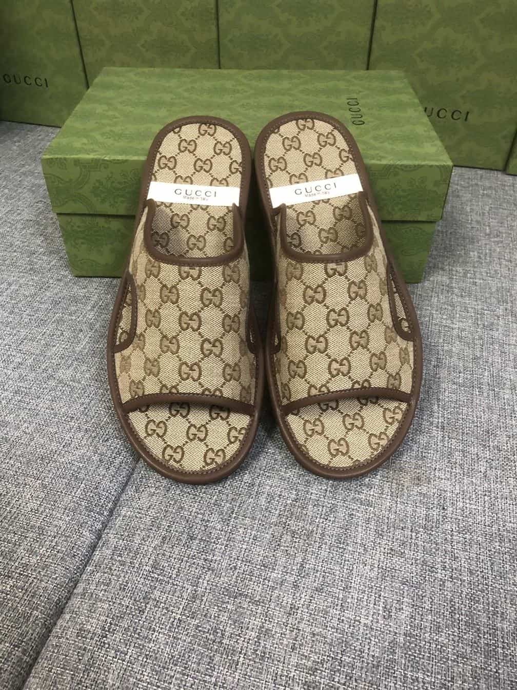GUCCI MEN’S GG SUPREME SLIDE SANDAL – GSL036