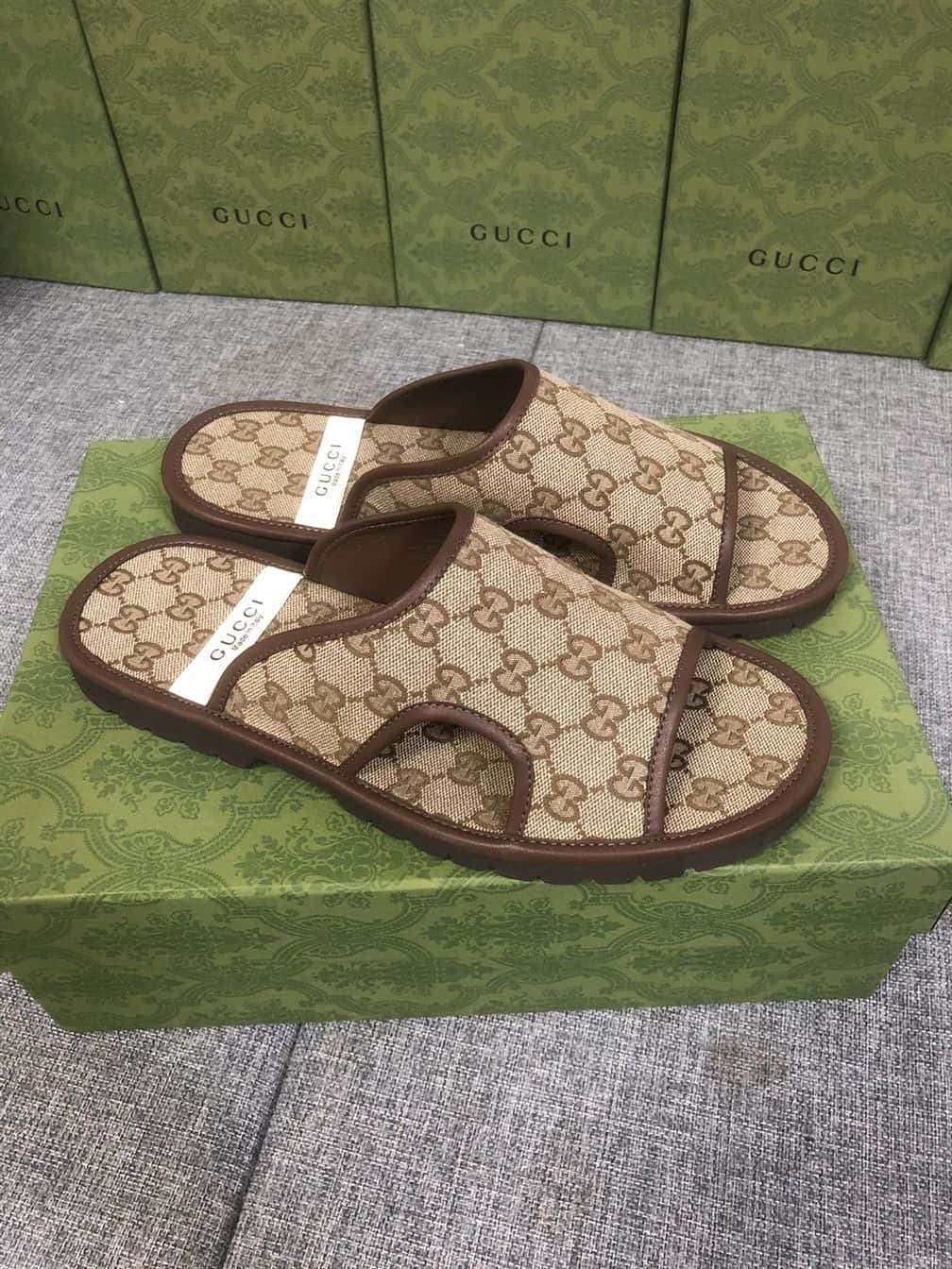 GUCCI MEN’S GG SUPREME SLIDE SANDAL – GSL036