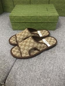 GUCCI MEN’S GG SUPREME SLIDE SANDAL – GSL036