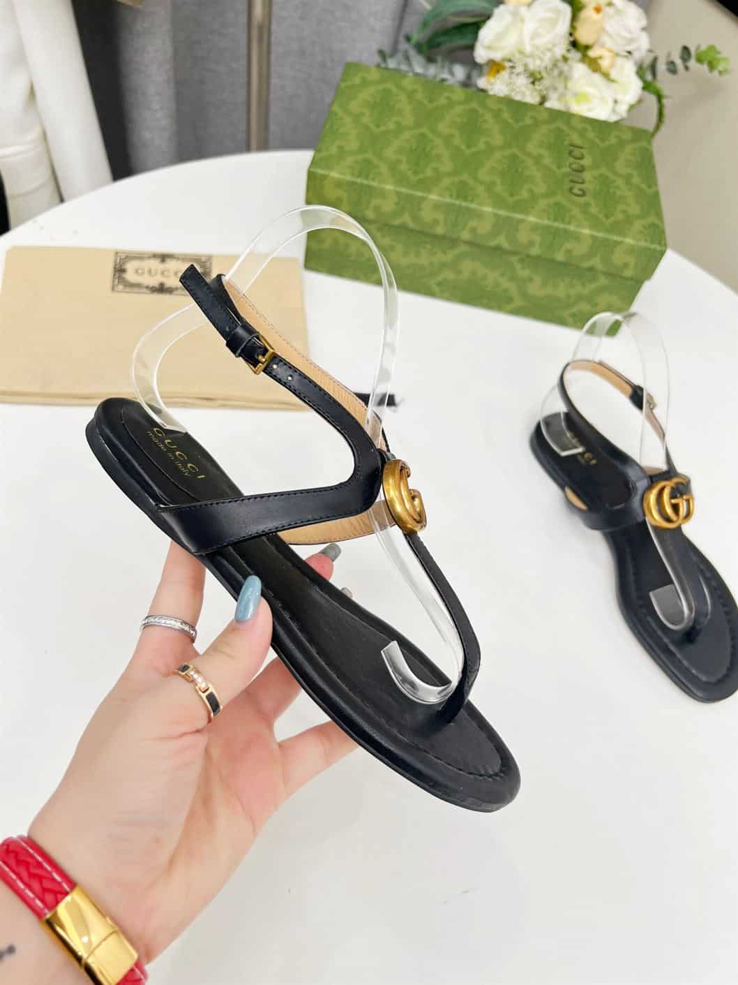 GUCCI WOMEN’S DOUBLE G THONG SANDAL BLACK LEATHER – GSL021