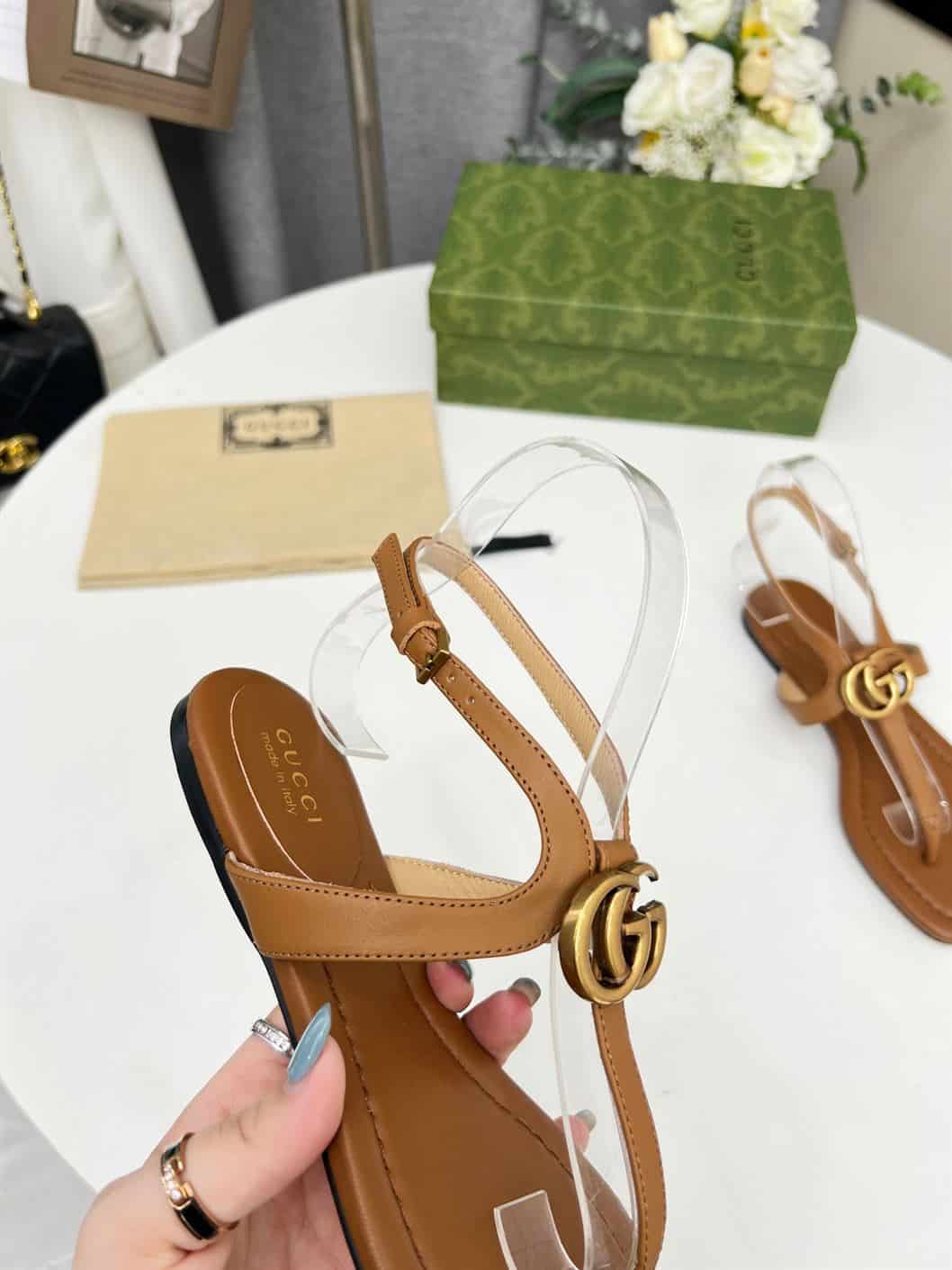 GUCCI WOMEN’S DOUBLE G THONG SANDAL BROWN LEATHER – GSL020