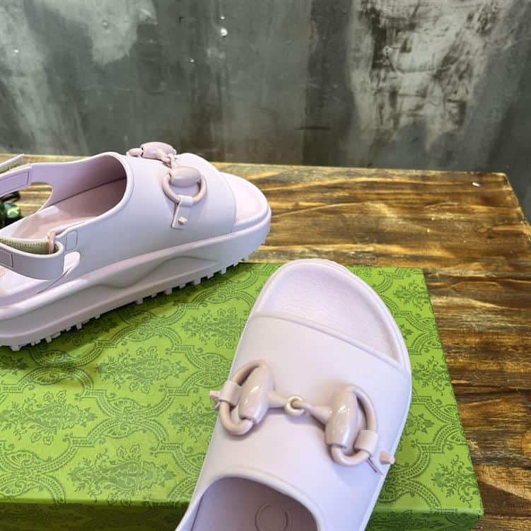 GUCCI WOMEN’S HORSEBIT FLATFORM SANDAL LIGHT PINK RUBBER – GSL018