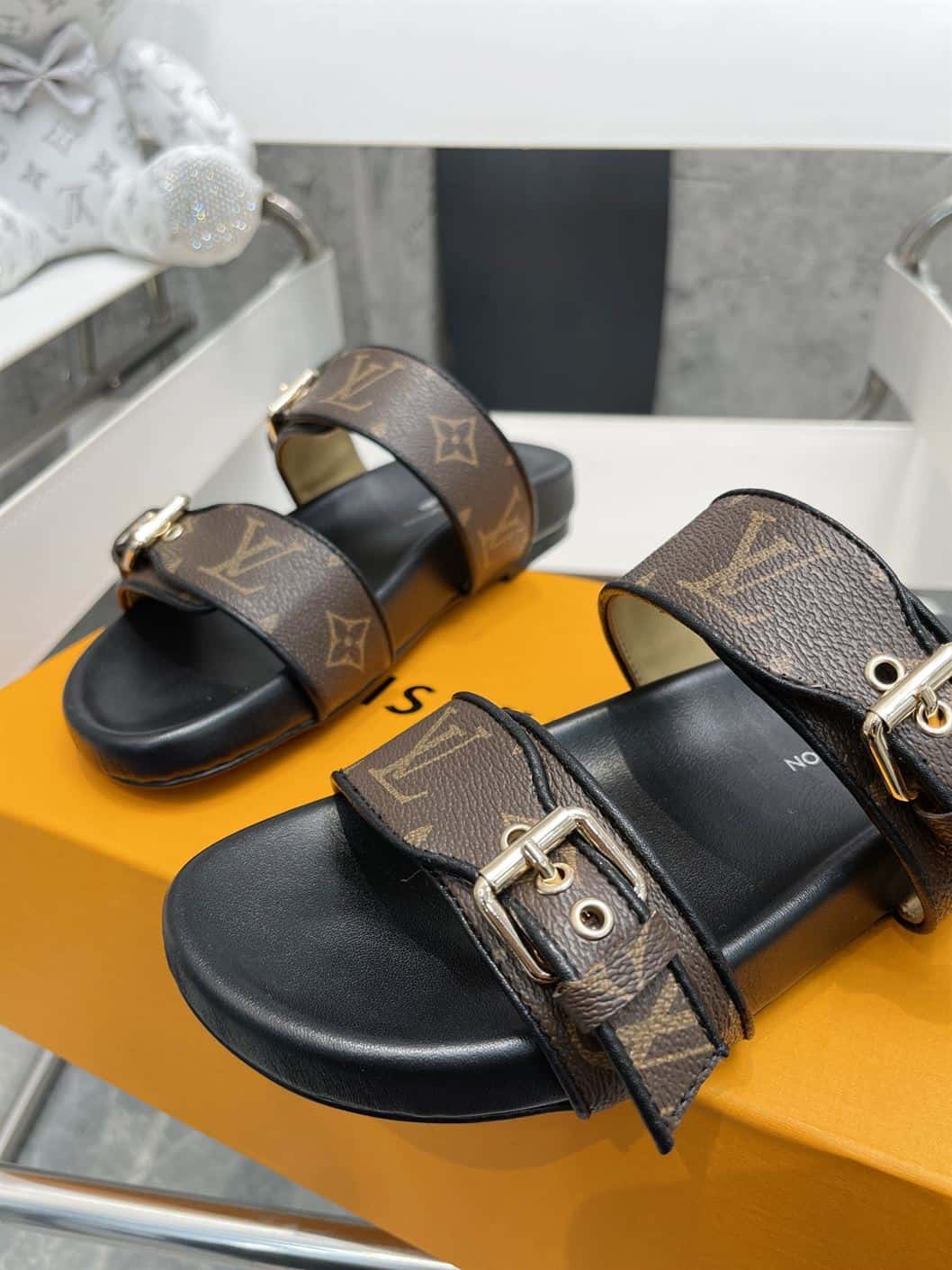 LOUIS VUITTON BOM DIA FLAT MULE – LVSD035