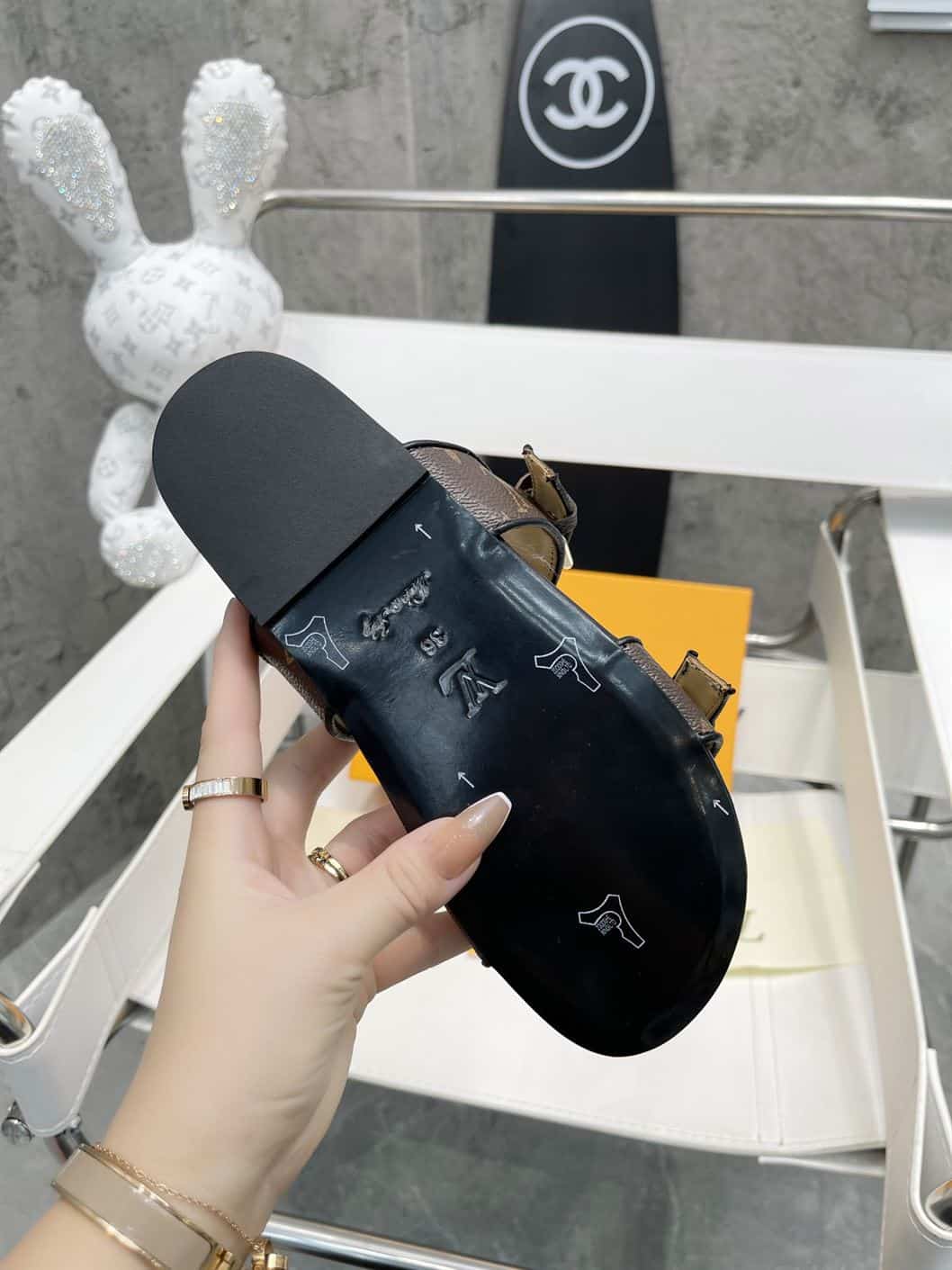 LOUIS VUITTON BOM DIA FLAT MULE – LVSD035
