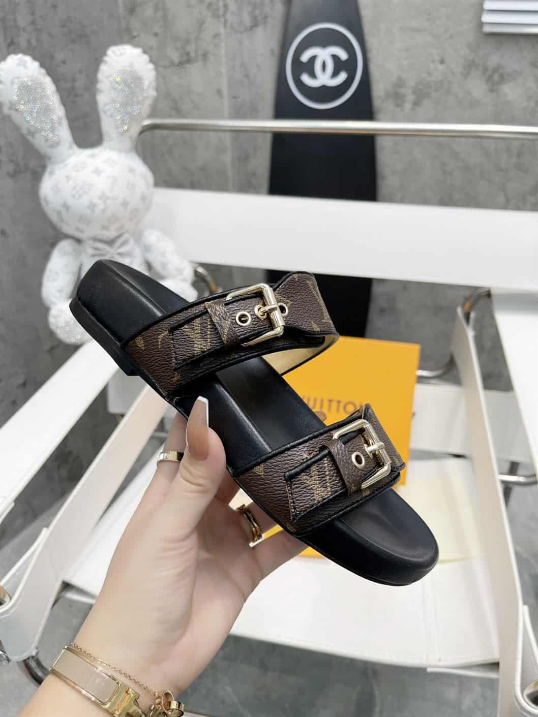 LOUIS VUITTON BOM DIA FLAT MULE – LVSD035
