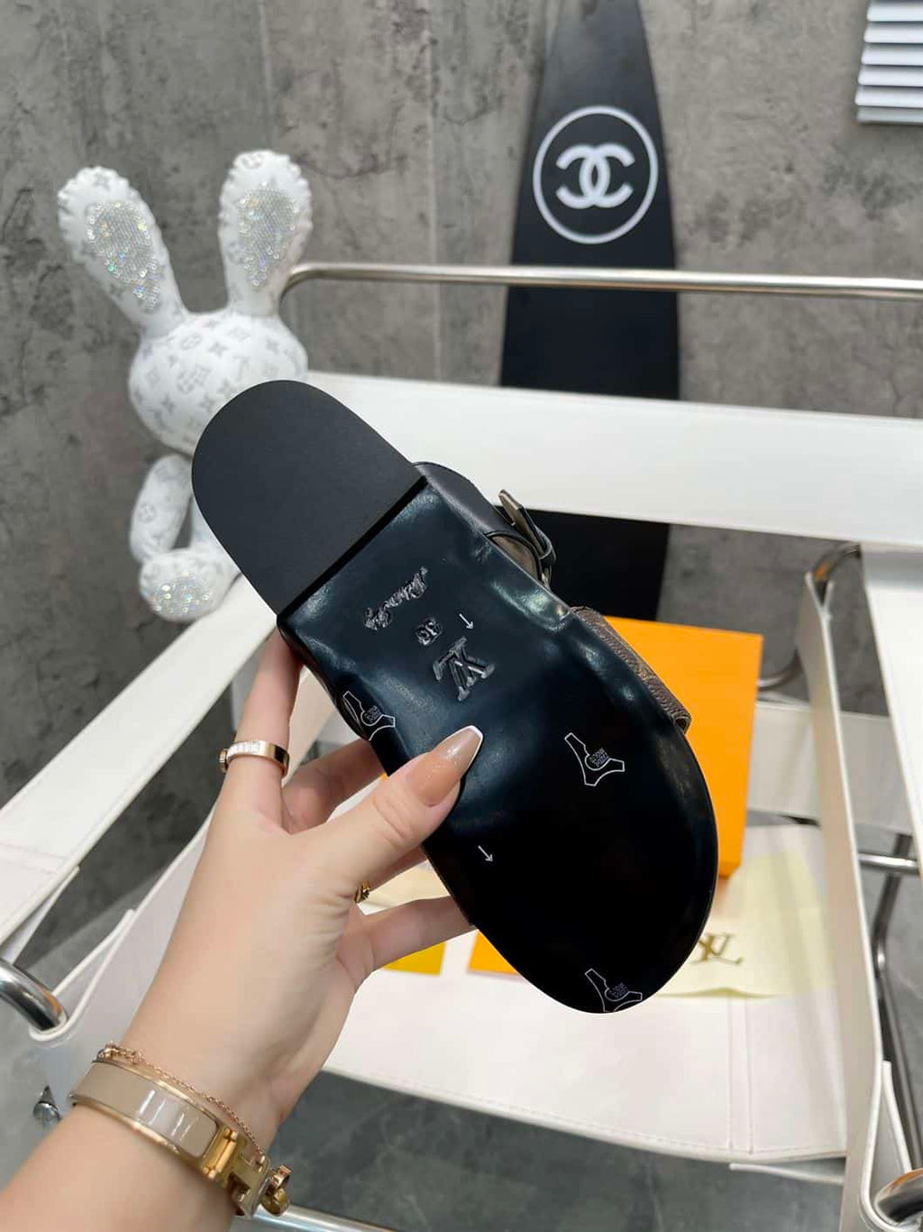 LOUIS VUITTON BOM DIA FLAT MULE – LVSD040