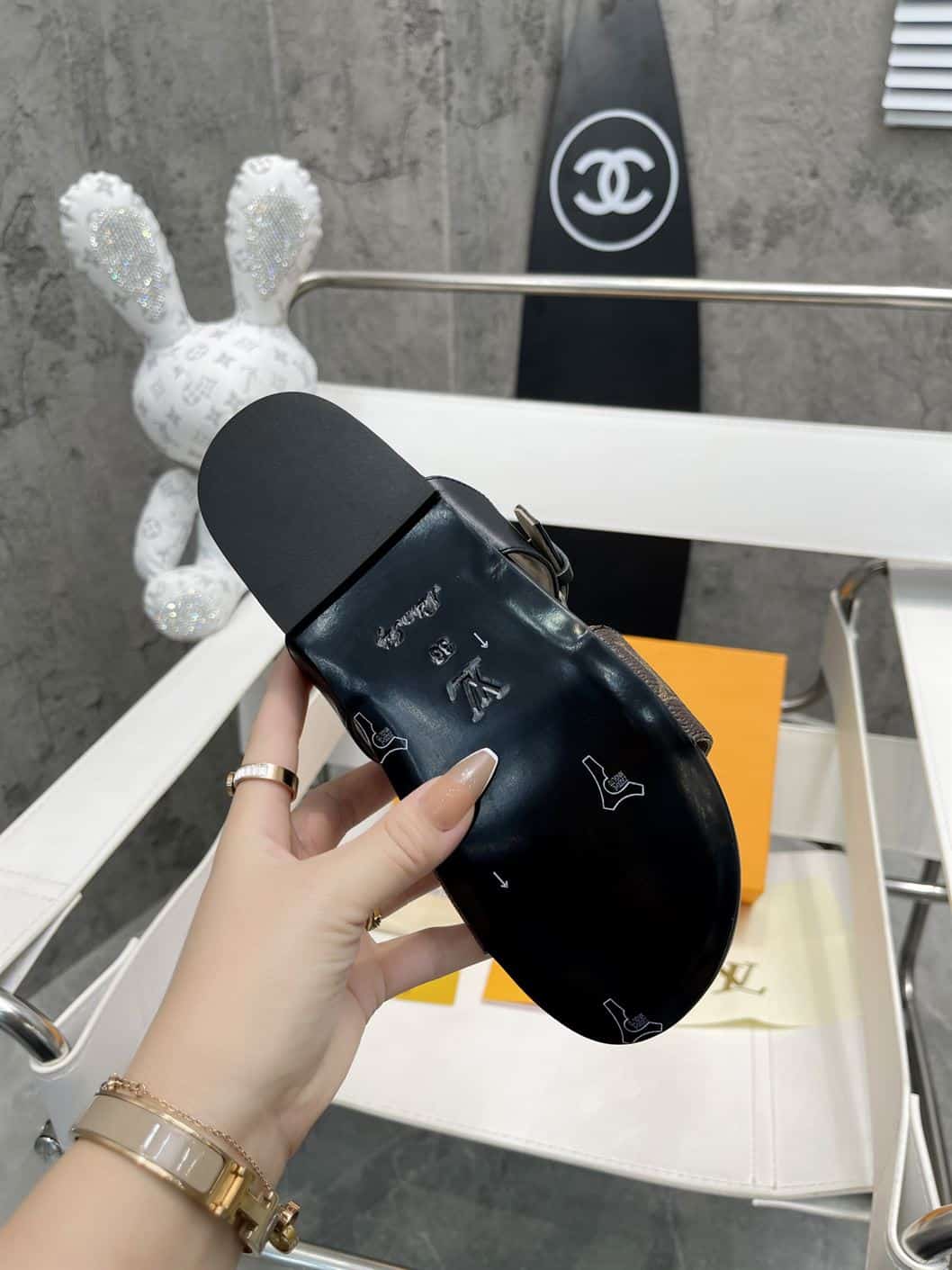 LOUIS VUITTON BOM DIA FLAT MULE – LVSD040