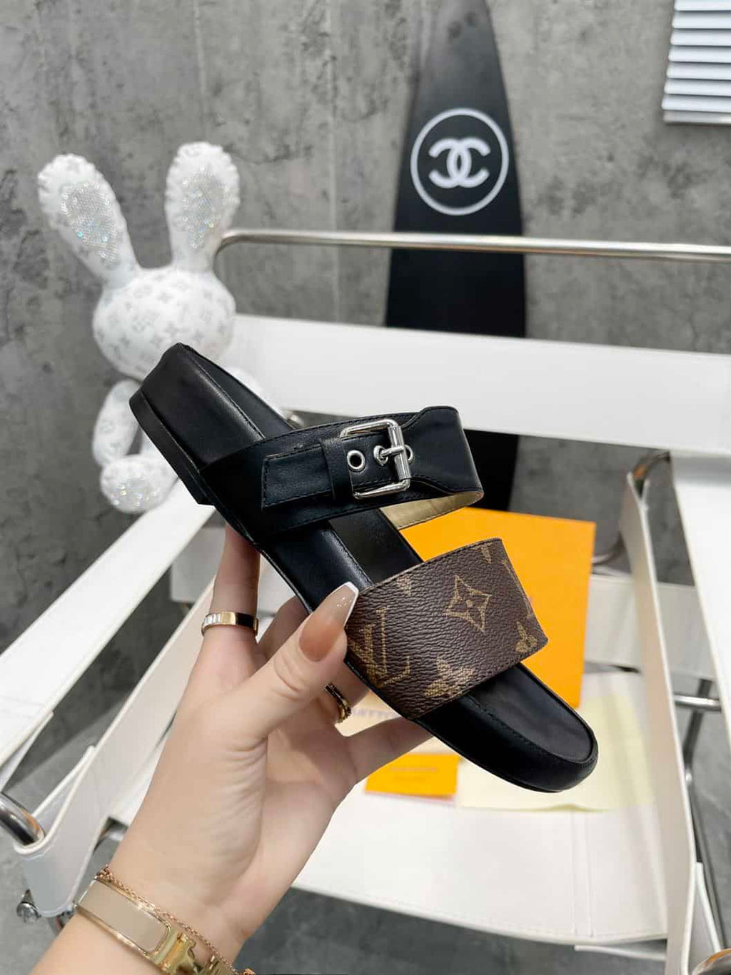 LOUIS VUITTON BOM DIA FLAT MULE – LVSD040