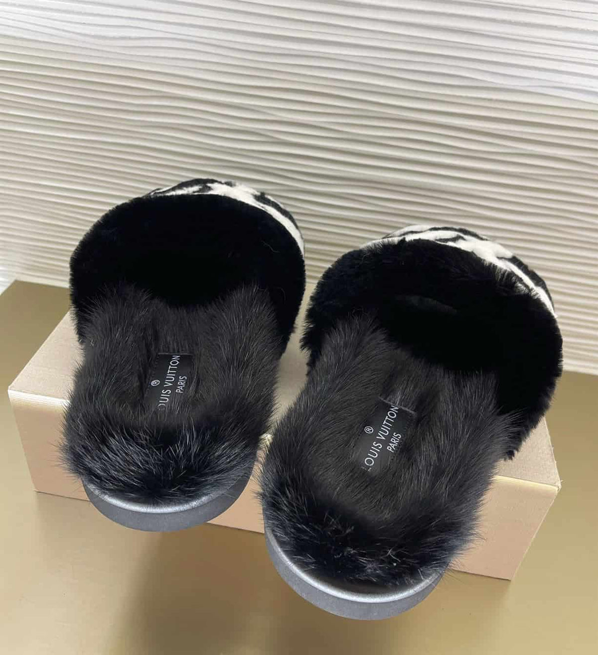 LOUIS VUITTON POOL PILLOW COMFORT MULES – LVSD053