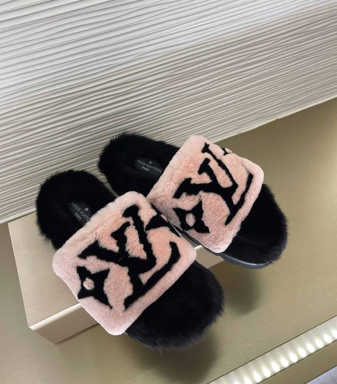 LOUIS VUITTON POOL PILLOW COMFORT MULES – LVSD054