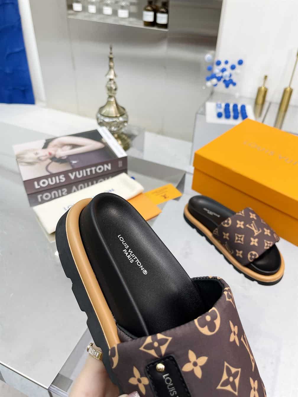 LOUIS VUITTON POOL PILLOW FLAT COMFORT MULE – LVSD001