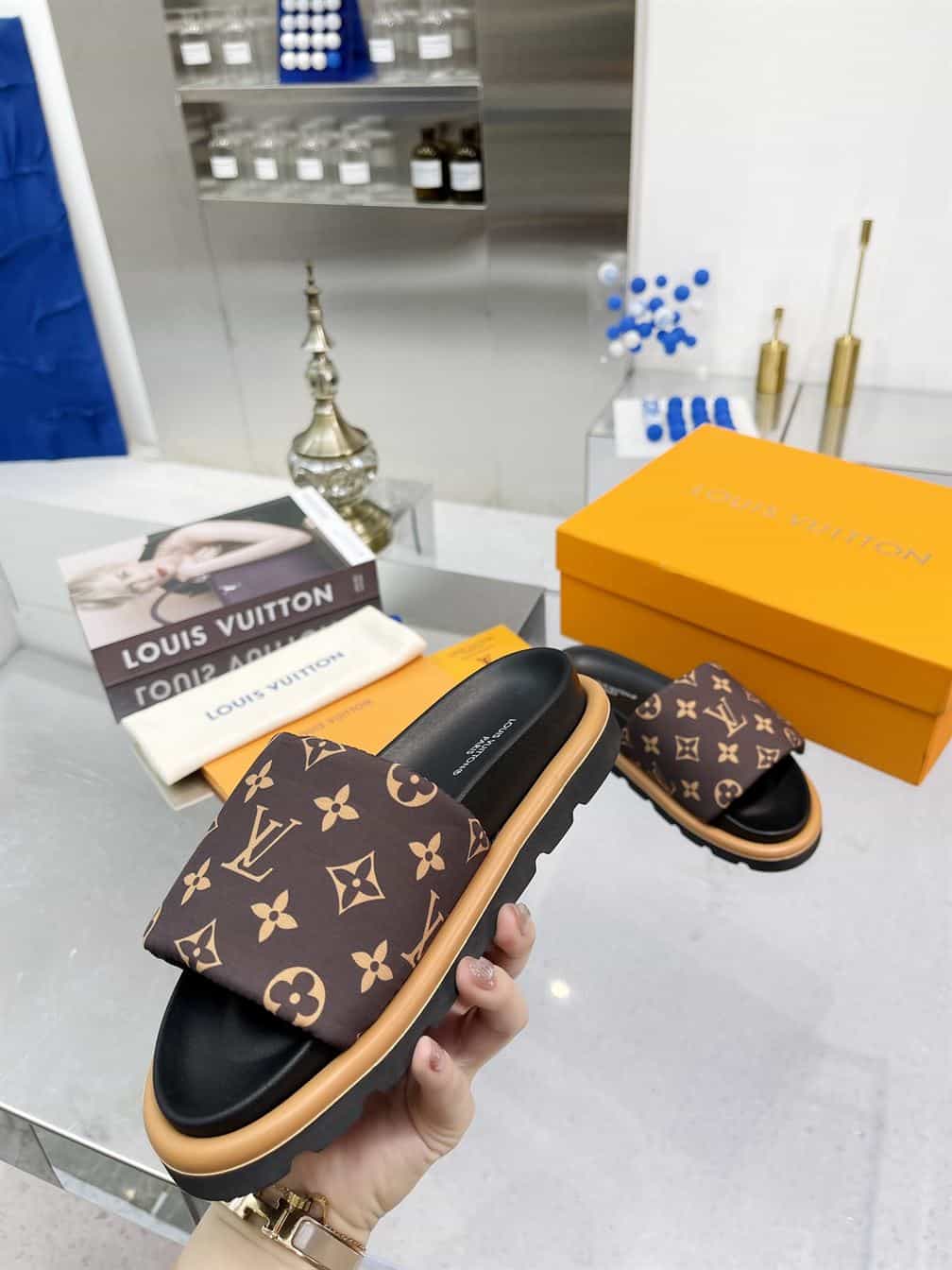LOUIS VUITTON POOL PILLOW FLAT COMFORT MULE – LVSD001