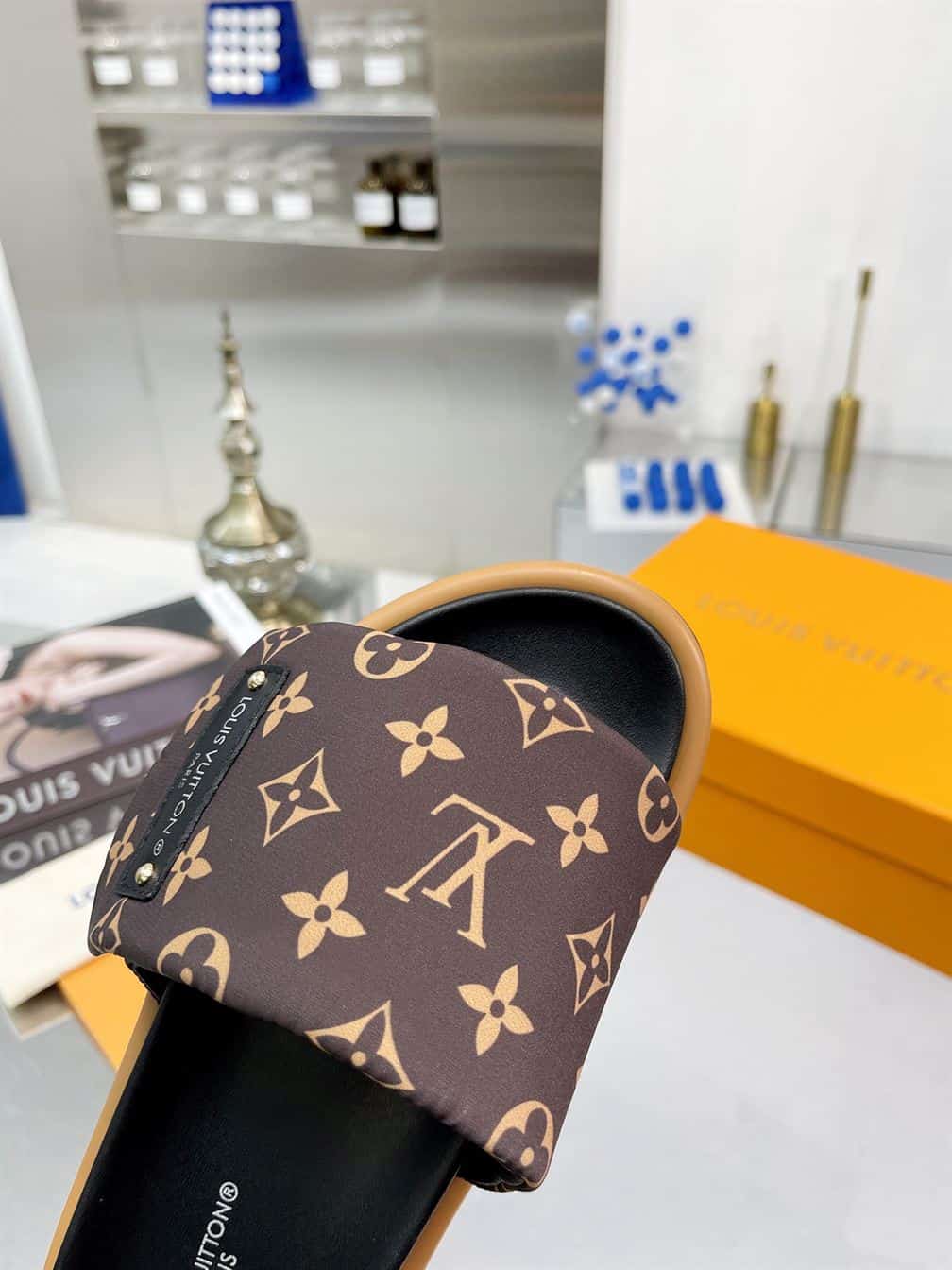 LOUIS VUITTON POOL PILLOW FLAT COMFORT MULE – LVSD001