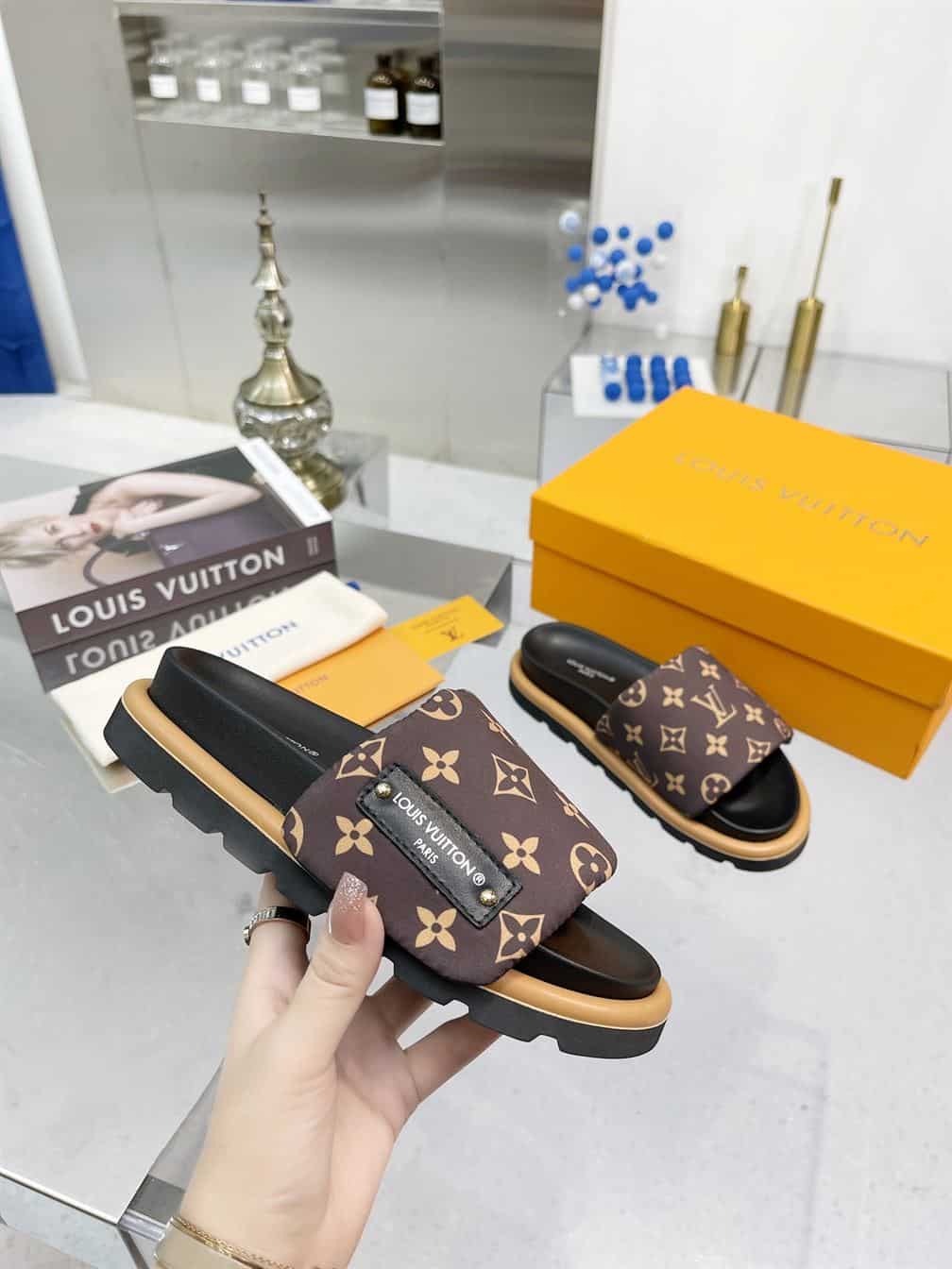 LOUIS VUITTON POOL PILLOW FLAT COMFORT MULE – LVSD001