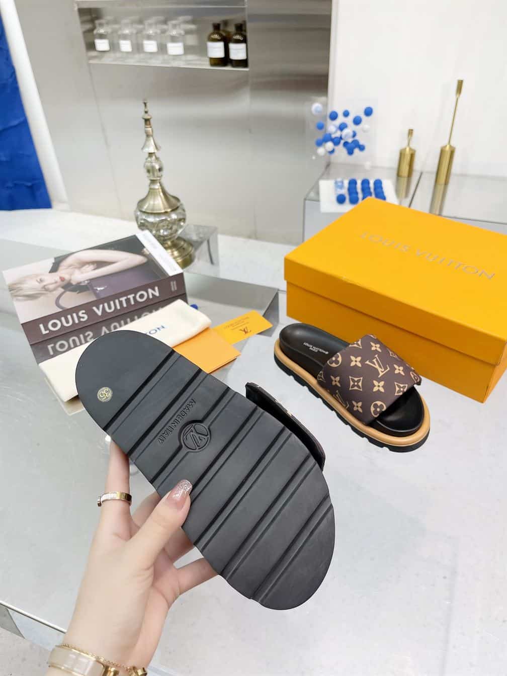 LOUIS VUITTON POOL PILLOW FLAT COMFORT MULE – LVSD001