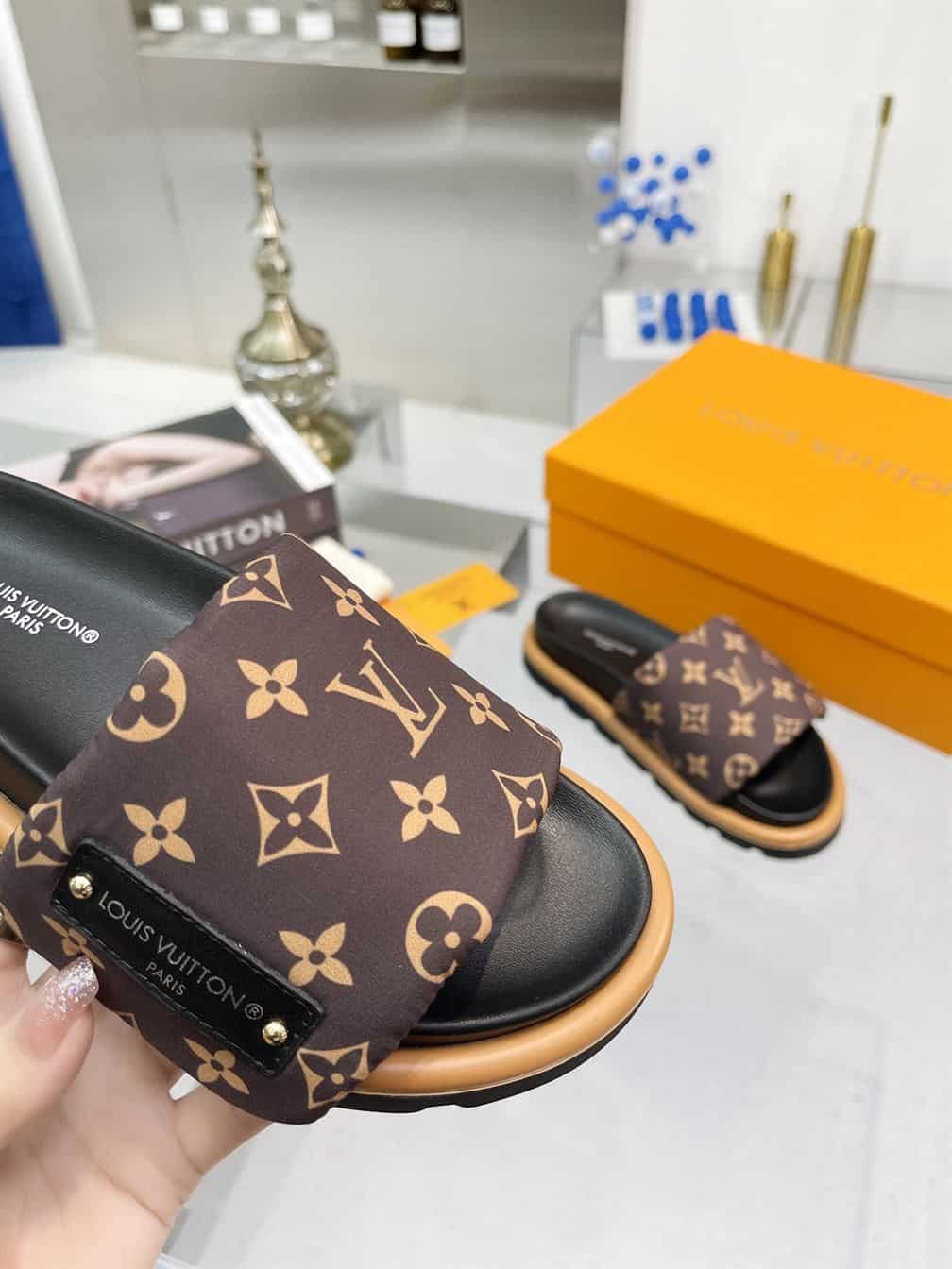 LOUIS VUITTON POOL PILLOW FLAT COMFORT MULE – LVSD001