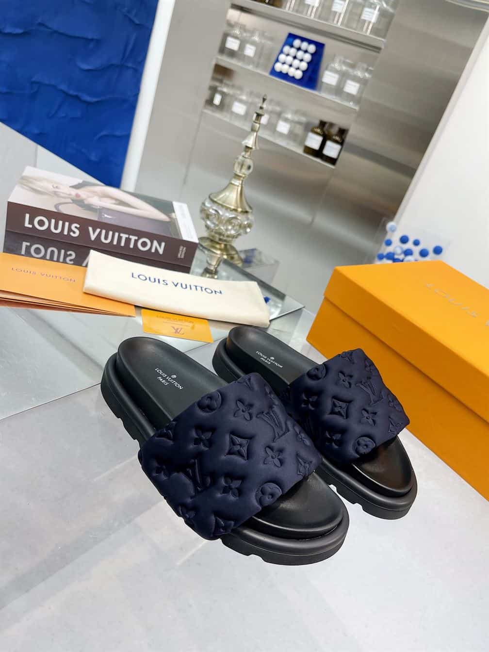 LOUIS VUITTON POOL PILLOW FLAT COMFORT MULE – LVSD050