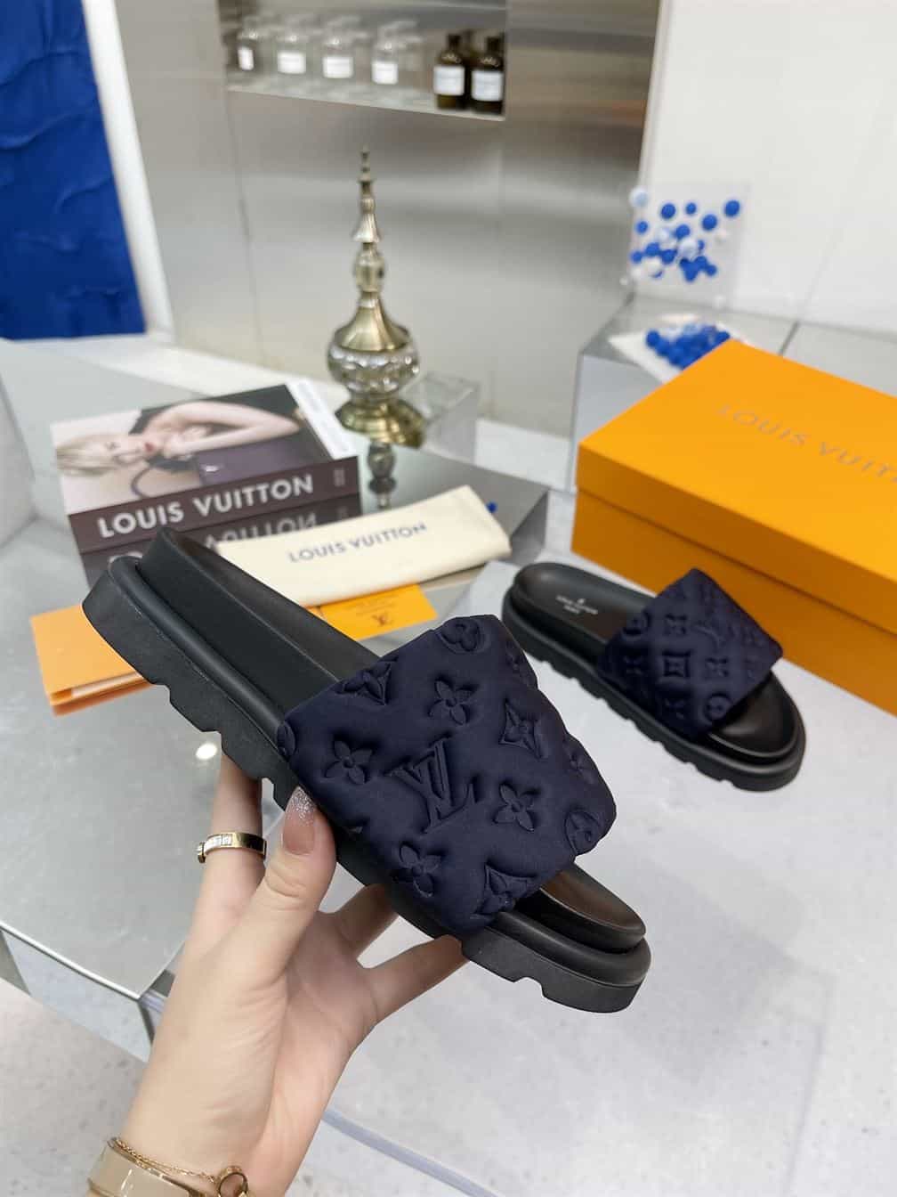 LOUIS VUITTON POOL PILLOW FLAT COMFORT MULE – LVSD050