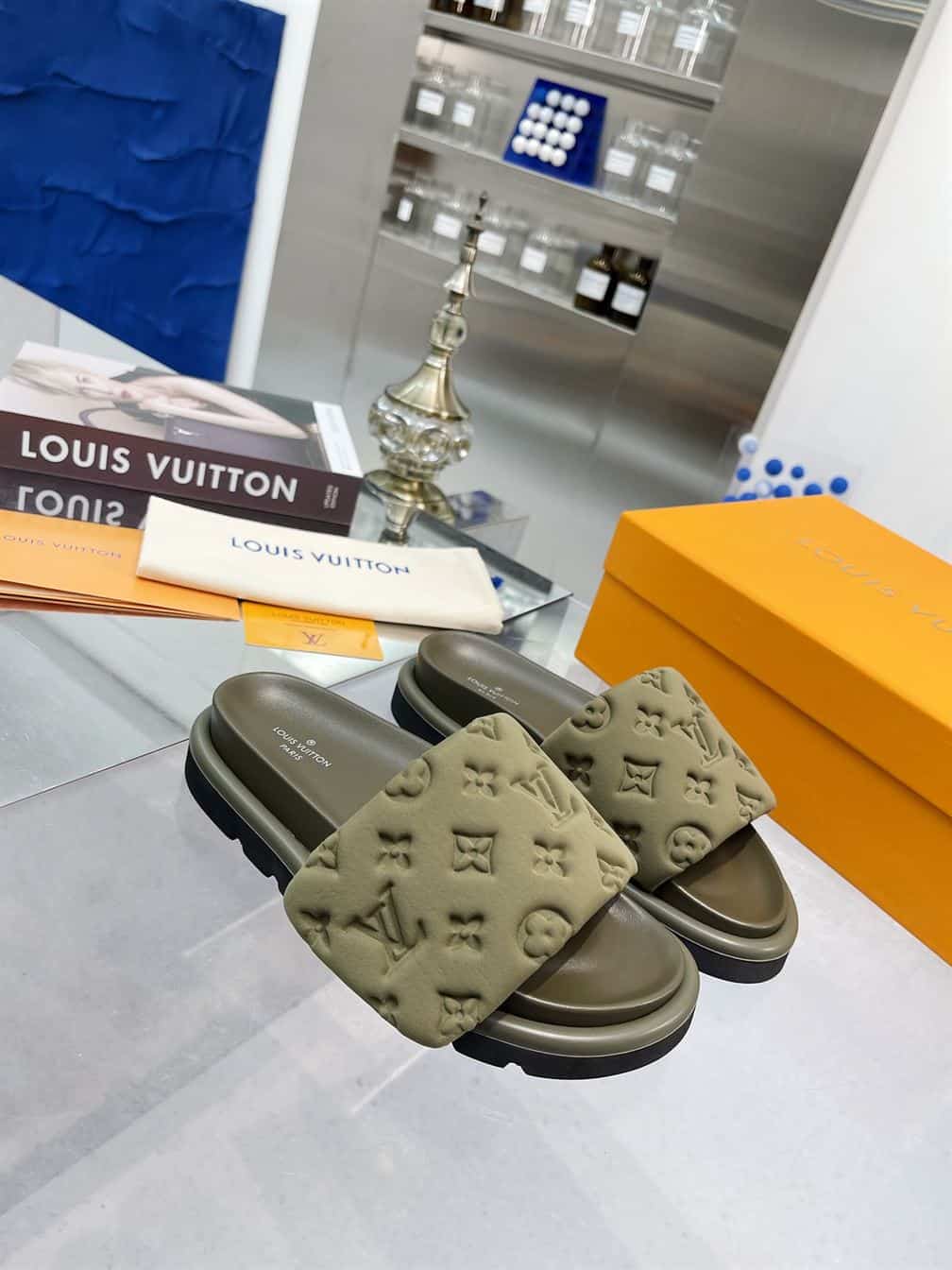 LOUIS VUITTON POOL PILLOW FLAT COMFORT MULE – LVSD055