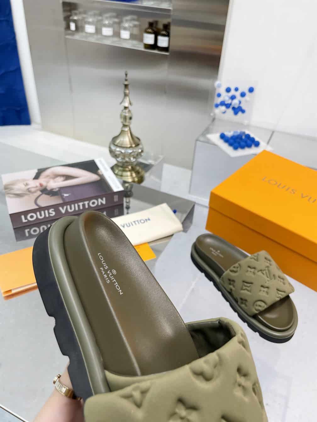 LOUIS VUITTON POOL PILLOW FLAT COMFORT MULE – LVSD055
