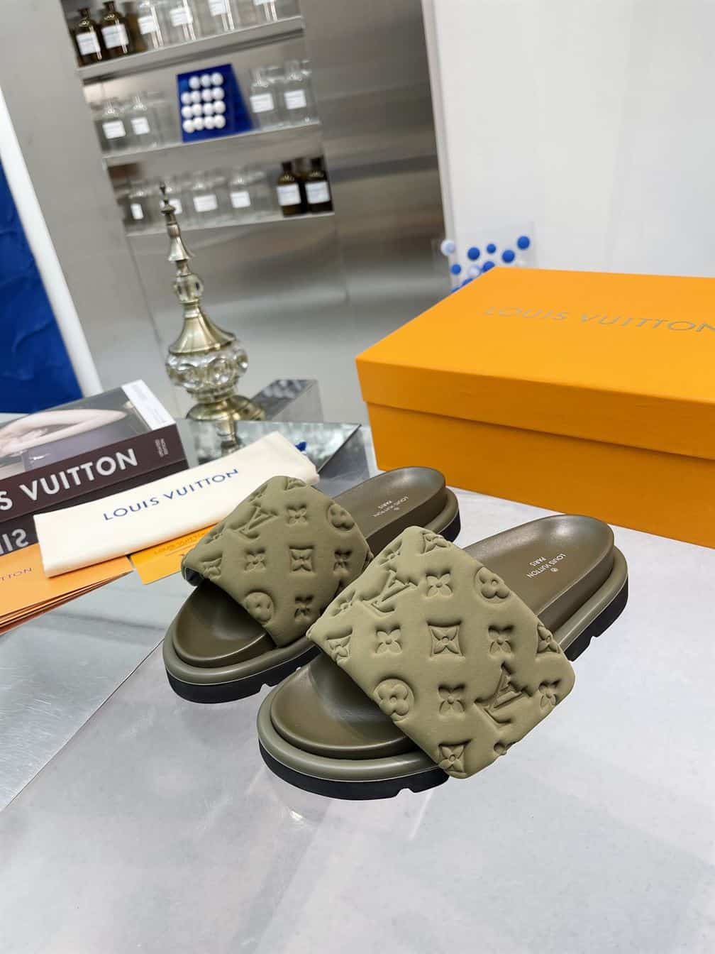 LOUIS VUITTON POOL PILLOW FLAT COMFORT MULE – LVSD055